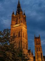 a cidade do cavalheiro dentro Bélgica às noite foto