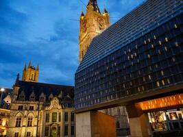 a cidade do cavalheiro dentro Bélgica às noite foto