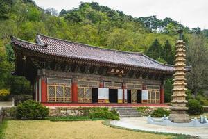 Templo Pohyonsa em Hyangsan na Coréia do Norte foto