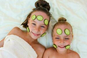 lindo menina com facial mascarar do pepino. foto