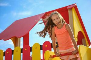 feliz menina em a Parque infantil. foto