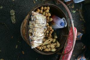 bolang enfardamento, odando, frito pão. tradicional indonésio Comida foto