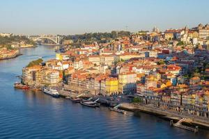 paisagem do porto pelo rio douro em portugal foto
