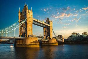 ponte da torre pelo rio Tamisa em Londres, Inglaterra, Reino Unido