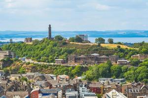 vista aérea de Edimburgo e Calton Hill, na Escócia, Reino Unido foto