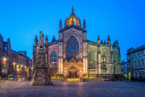 visão noturna da catedral de st giles em edimburgo, escócia foto
