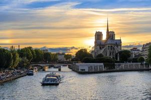 catedral de notre dame de paris e rio seine em paris, frança foto