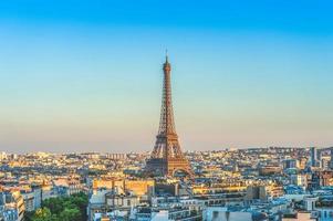 horizonte de paris com torre eiffel ao anoitecer foto