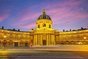 cena noturna da residência nacional dos inválidos em paris foto