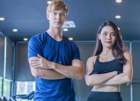 casal jovem sorrir relaxar após treinar no ginásio conceitos de exercícios saudáveis foto