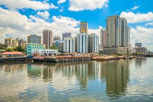 horizonte de manila pelo rio pasig nas filipinas foto