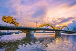 ponte do dragão sobre o rio han em da nang, vietnã foto