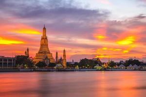 wat arun pelo rio chao phraya em bangkok, tailândia