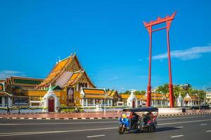 wat suthat e gigante swing em bangkok, tailândia foto