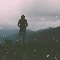 homem caminhando na montanha na temporada de inverno foto