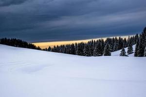 paisagem alpina com neve ao pôr do sol foto