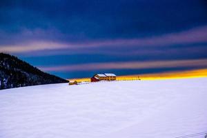 edifício amarelo ao pôr do sol foto