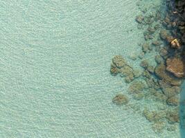 aéreo zangão Visão do lindo de praia com turquesa mar água e Palma árvores do golfo do tailândia. kood ilha, Tailândia foto