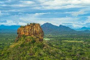 sigiriya, também conhecida como rocha do leão, antiga fortaleza no sri lanka foto