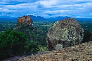 sigiriya, também conhecida como rocha do leão, antiga fortaleza no sri lanka foto