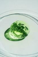 verde gel textura do uma Cosmético Cuidado produtos. foto