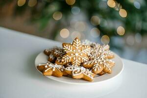 gengibre Natal biscoitos em a fundo do uma Natal árvore com luzes. foto