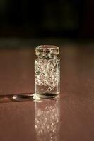 uma garrafa do Cosmético gel em uma Rosa fundo. foto
