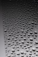 gotas do água em uma transparente cinzento fundo. foto