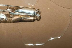 uma pipeta do Cosmético gel em uma bege fundo. foto