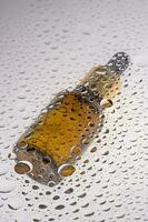 uma garrafa do Cosmético gel com uma pipeta em a fundo do gotas. foto