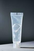 transparente garrafa do Cosmético gel em uma Sombrio fundo. foto