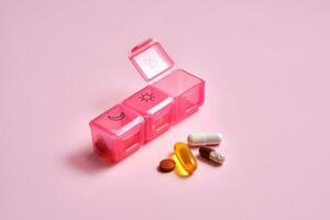 brilhante comprimido caixa com diferente pílulas e vitaminas. foto
