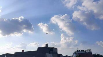 a avião silhueta, prédio, e azul céu foto