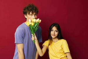 jovem Garoto e menina ramalhete do flores presente romance isolado fundo inalterado foto