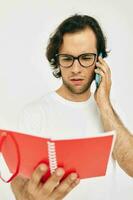 bonito homem vermelho bloco de anotações Telefone comunicação estilo de vida inalterado foto