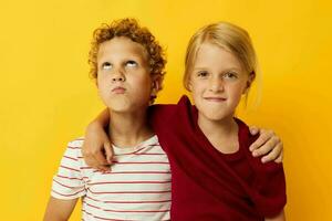 alegre crianças casual vestem jogos Diversão juntos em colori fundo foto