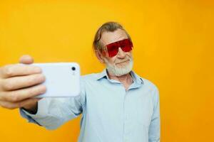 idosos homem moda vermelho óculos telefone selfie tecnologia foto