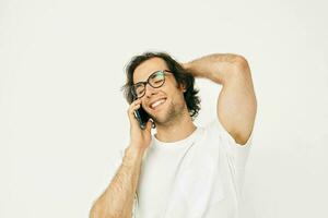 alegre homem falando em a telefone tecnologias isolado fundo foto