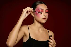 jovem lindo mulher Rosa face Maquiagem posando atraente Veja pele Cuidado cortada Visão inalterado foto