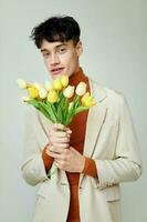 retrato do uma jovem homem ramalhete do flores romance moda encontro isolado fundo inalterado foto