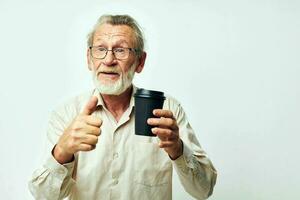 velho homem descartável vidro beber emoções isolado fundo foto