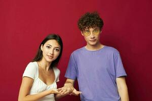 homem e mulher mão gesto Diversão amizade vermelho fundo foto