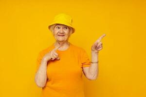 foto do aposentado velho senhora feliz estilo de vida dentro uma amarelo cocar fechar-se emoções
