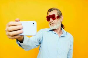 idosos homem moda vermelho óculos telefone selfie tecnologia foto