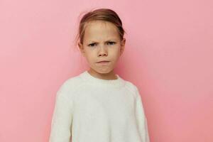 retrato do feliz sorridente criança menina gesto mãos emoções careta infância inalterado foto