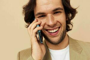 bonito homem falando em a telefone tecnologias estilo de vida inalterado foto