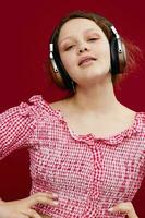 emocional menina dentro verde calção com fones de ouvido ouvindo para música inalterado foto