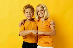 cenário do positivo Garoto e menina casual vestem jogos Diversão juntos posando isolado fundo foto