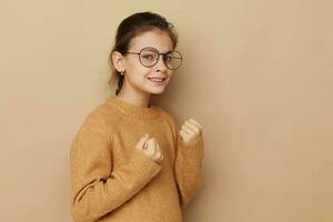 pequeno menina com óculos emoções gesto mãos isolado fundo foto