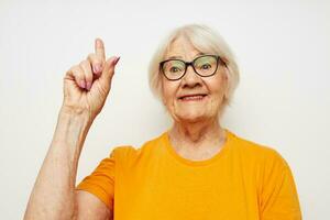 foto do aposentado velho senhora dentro casual camiseta e óculos fechar-se